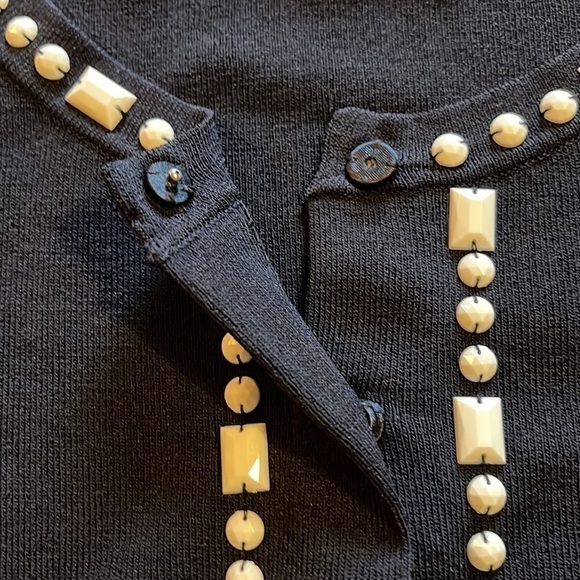 AnnTaylor loft-size M-navy,white bead trim, scoop neck, short sleeve, snap front - Picture 5 of 10